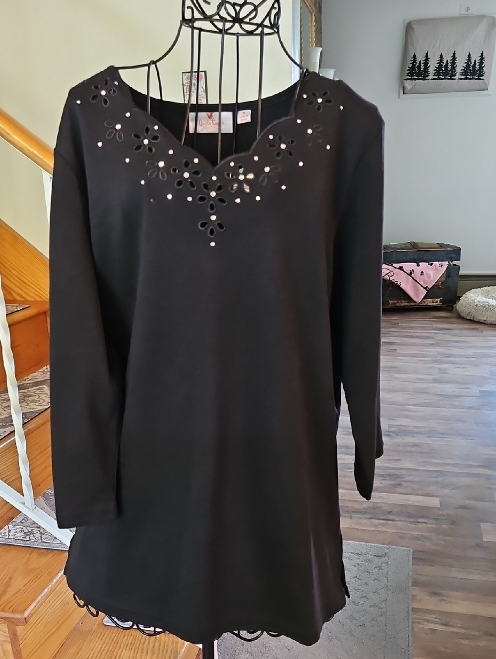 👚Quacker Factory Black Long-Sleeve Top with Cutout Floral Neckline